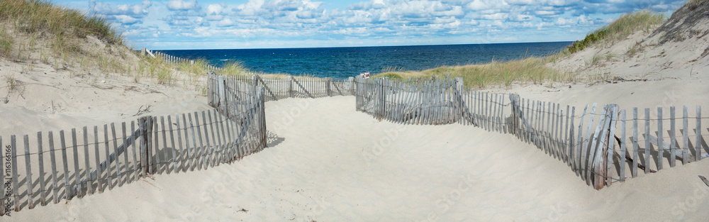 Naklejka premium Plaża w Provincetown, Massachusetts na Cape Cod z morzem i chmurami proporcjonalnymi do dużego mobilnego banera