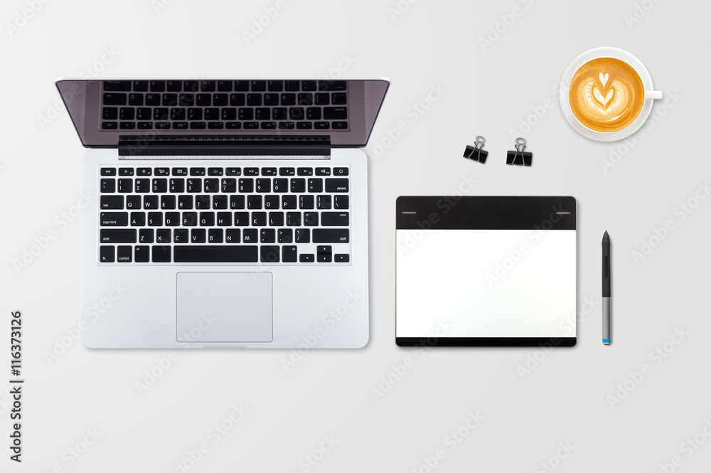 Fototapeta premium Laptop i filiżanka kawy na drewnianym stole. Widok z góry