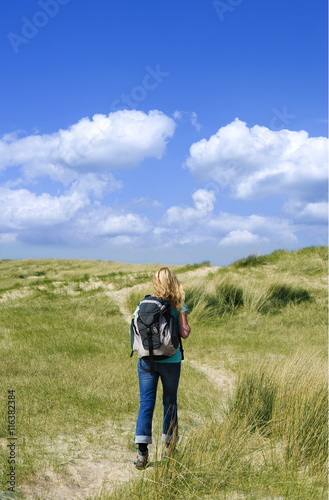 Frau beim Wandern in Dünen