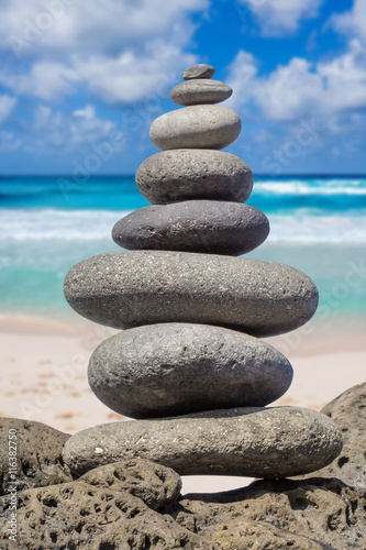 pierres en équilibre sur fond de plage 