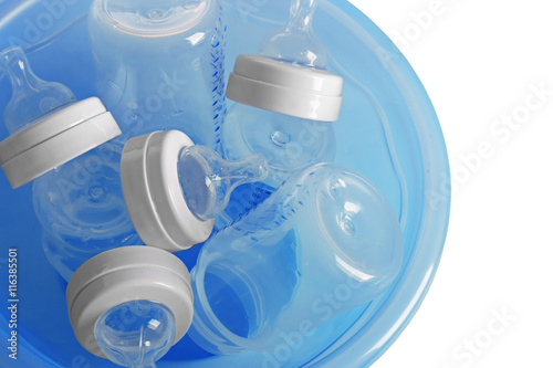 Φωτογραφία Baby bottles in plastic blue basin