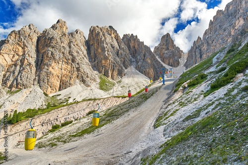 Seilbahn in den Dolomiten - hoch zum Gipfel photo