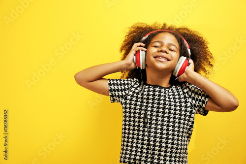 Afro-American little girl w...