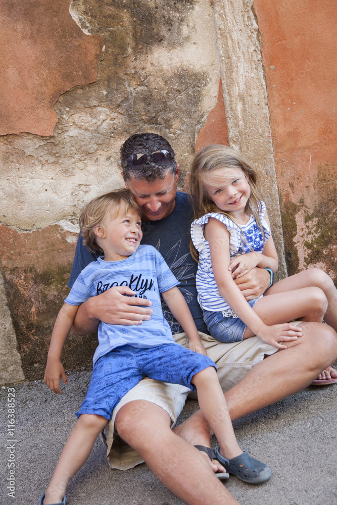 Vater mit Tochter und Sohn in Kroatien, Novigrad Vater mit Tochter und Sohn in Kroatien, Novigrad
