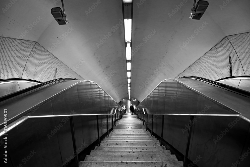 Obraz premium subway station staircase in black and white