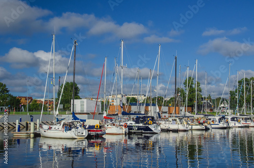 Marina w Kołobrzegu, żaglówki przy nabrzeżu