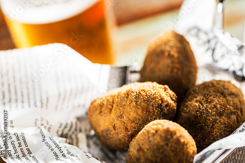 Obraz na płótnie Croquettes and beer w salonie