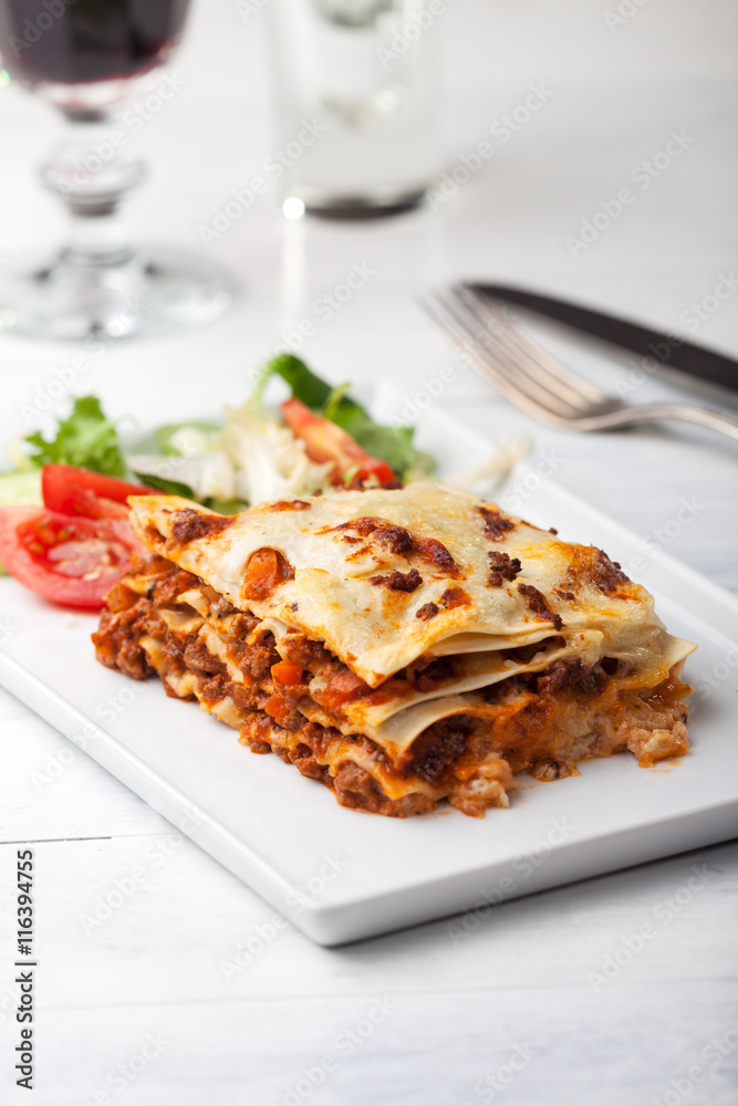 italienische Lasagne auf einem quadratischen Teller italienische Lasagne auf einem quadratischen Teller