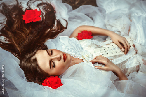 фотографія lies sleeping beauty