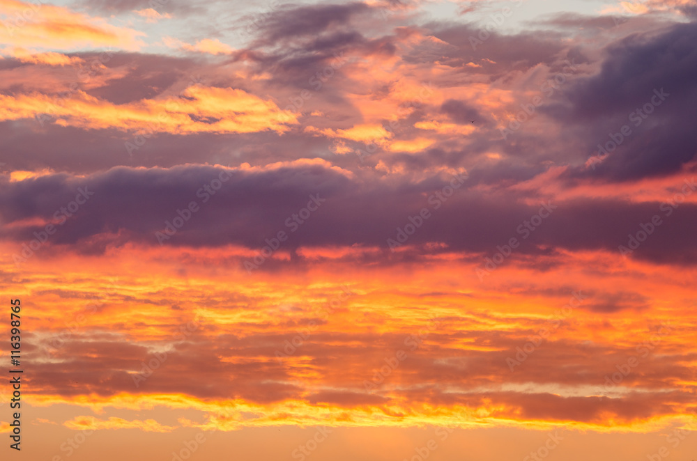 Fototapeta premium zachmurzone niebo podczas zachodu słońca 