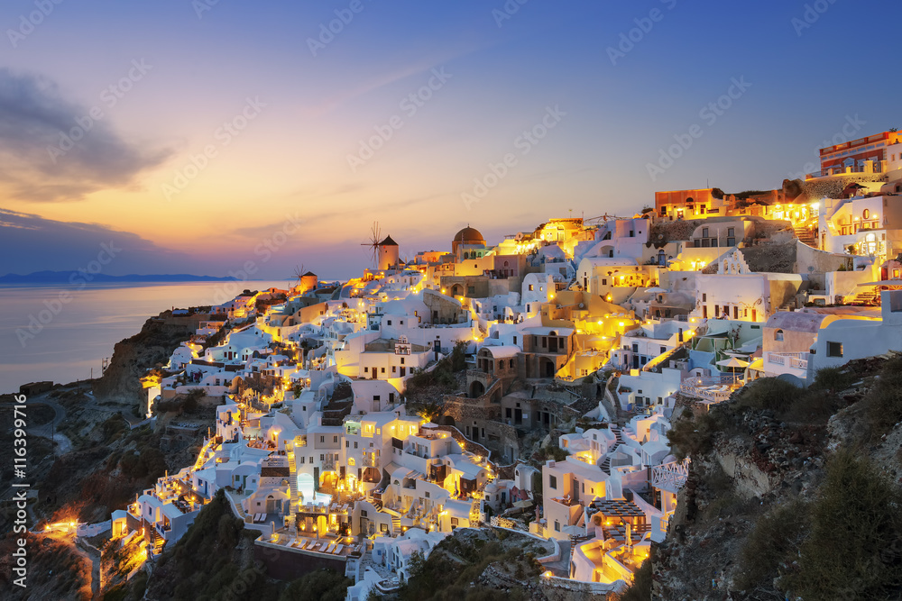 Obraz premium View of Oia at sunset