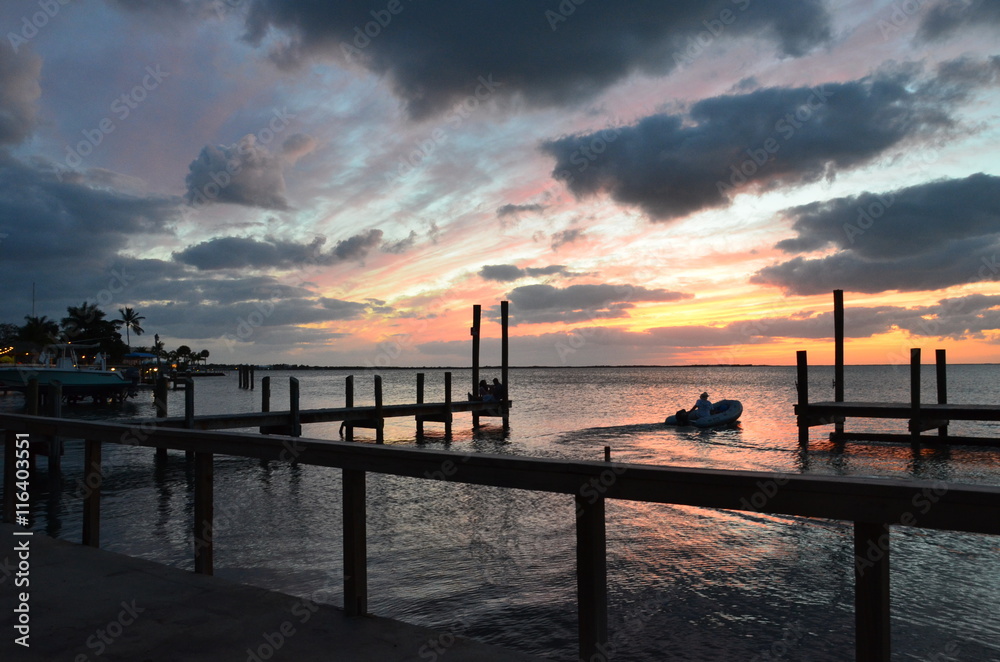 Dramatischer Sonnenuntergang in den Florida Keys mit Boot