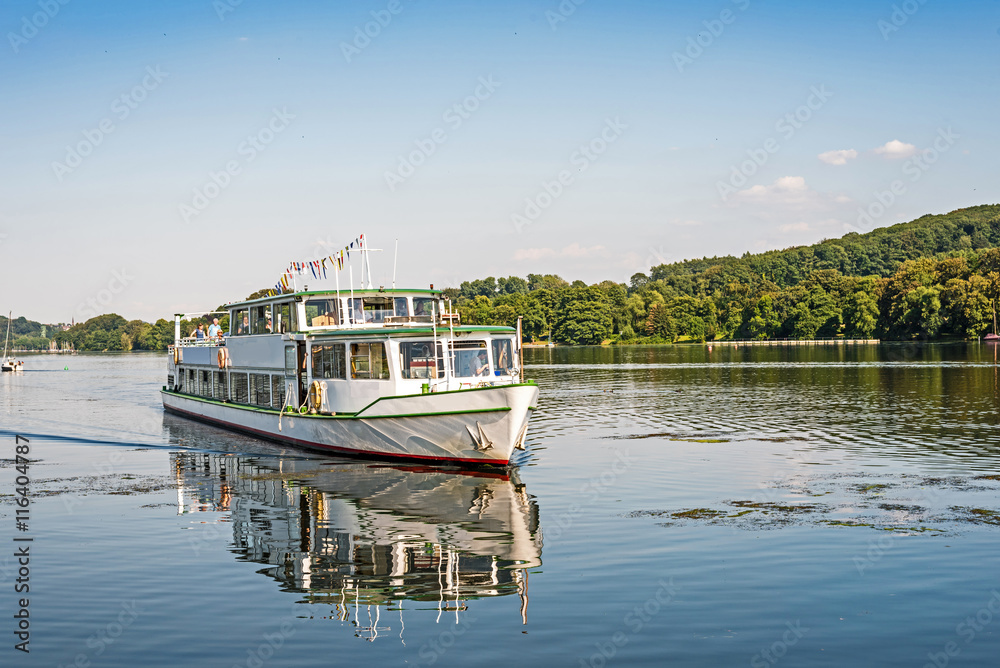 Fototapeta premium Ausflugdampfer auf dem Baldeneysee