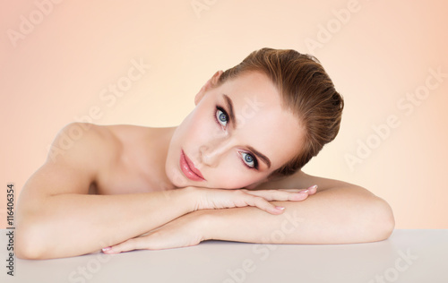 Fotografie beautiful young woman face and hands