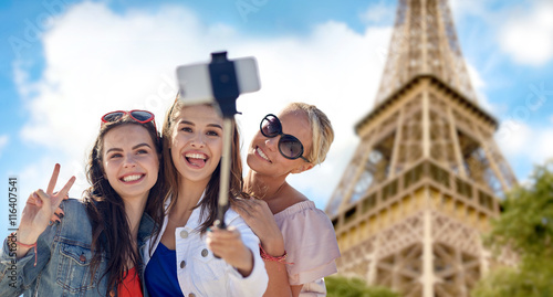 Canvas Print group of smiling women taking selfie in paris