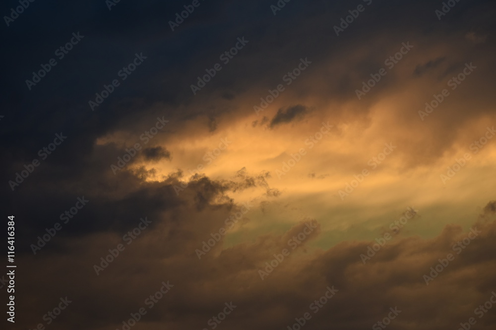 Fototapeta premium Beeindruckender Wolkenhimmel am Abend nach einem Gewitter