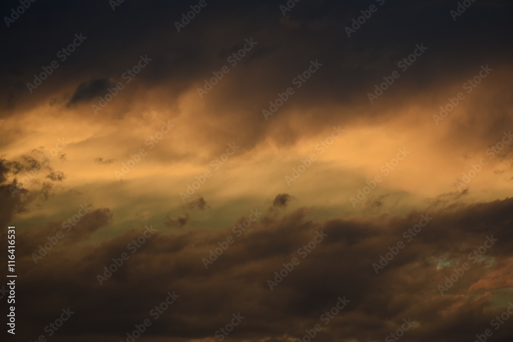 Beeindruckender Wolkenhimmel am Abend nach einem Gewitter