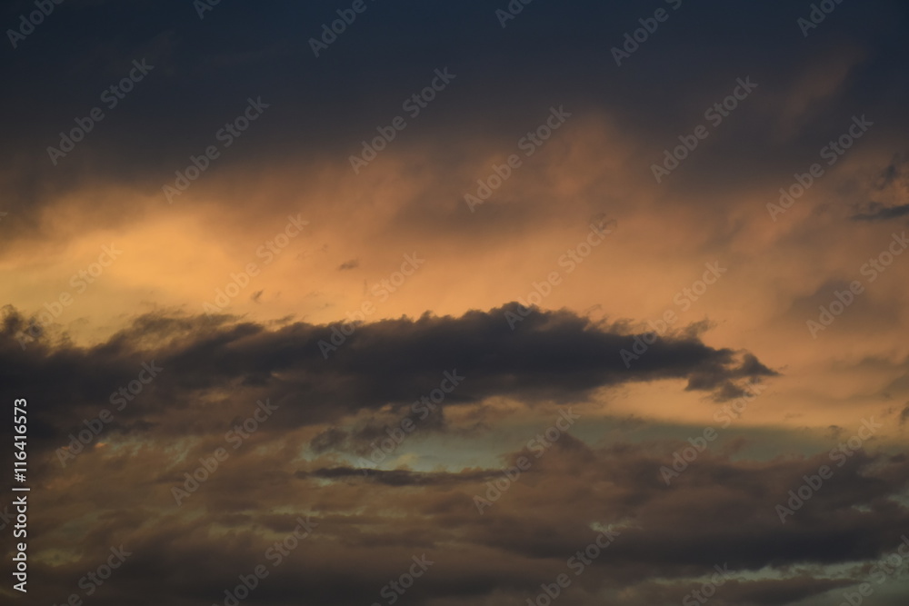 Beeindruckender Wolkenhimmel am Abend nach einem Gewitter