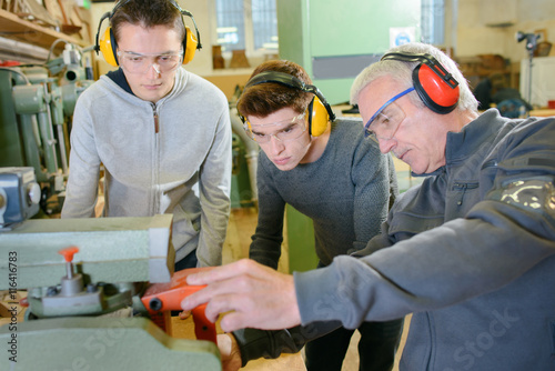 Photos Senior carpenter with two learners