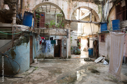 Fototapeta Naklejka Na Ścianę i Meble -  В бедных кварталах Гаваны
