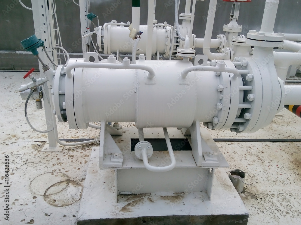 The pump for pumping hot products of oil refining