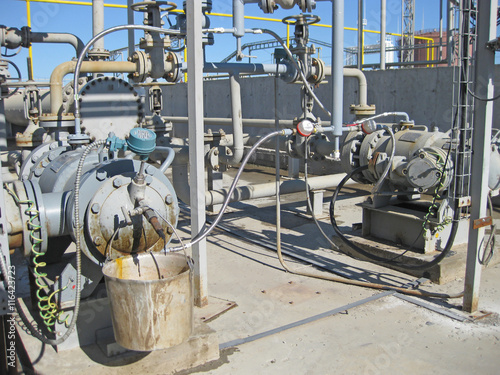 The pump for pumping hot products of oil refining