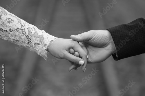 Quadro em tela couple tenderly holding hands,black and white,close