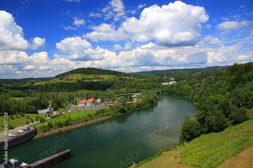 Krajobraz na rzekę San przed zaporą w Solinie (Bieszczady, Polska)