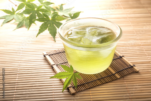冷たい緑茶