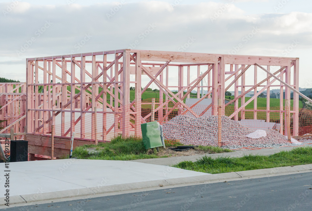 Fototapeta premium Drewniane konstrukcje domów prywatnych na nierównych powierzchniach