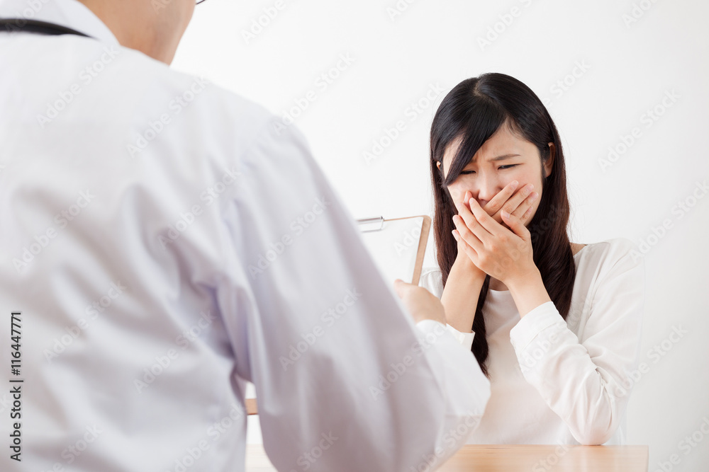 患者の女性、医者、白衣、問診、泣く 患者の女性、医者、白衣、問診、泣く