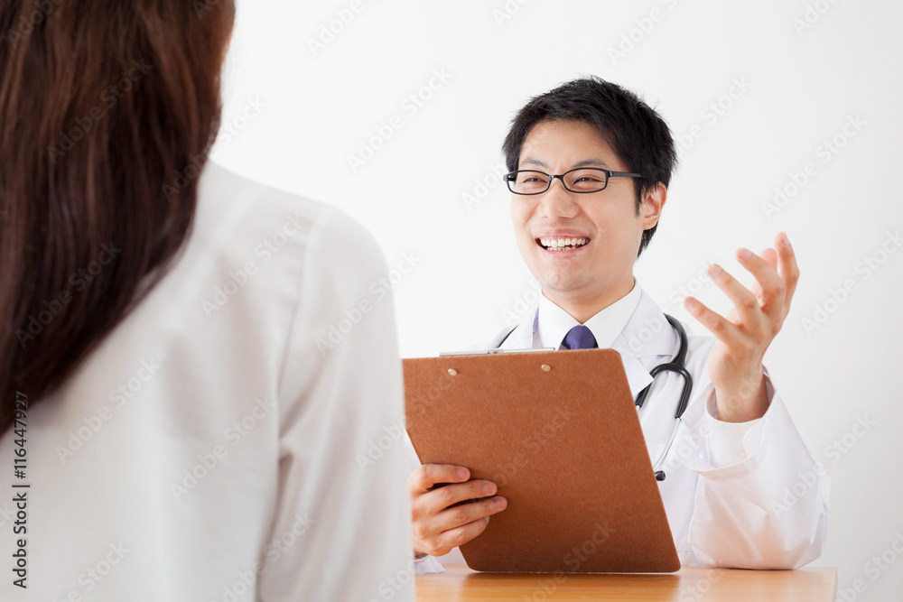 医者、男性、白衣、カルテ、診断、問診、説明、笑顔 医者、男性、白衣、カルテ、診断、問診、説明、笑顔