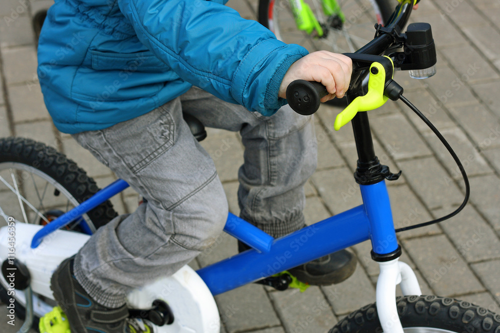 Obraz premium Dziecko kontroluje rower.