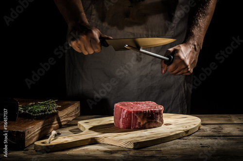 Obraz na płótnie Chef butcher prepare beef steak w salonie