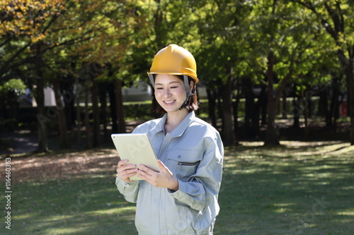 公園にいる作業着を着た女性