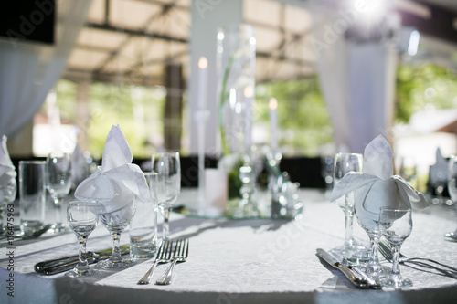 Murais de parede Beautifully organized event - served banquet tables ready for guests