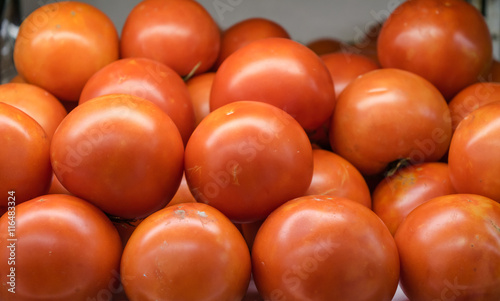 Groups of tomatoes on shelf