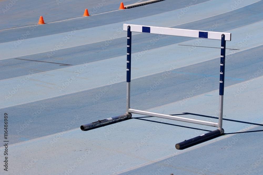 Haie sur une piste d'athlétisme