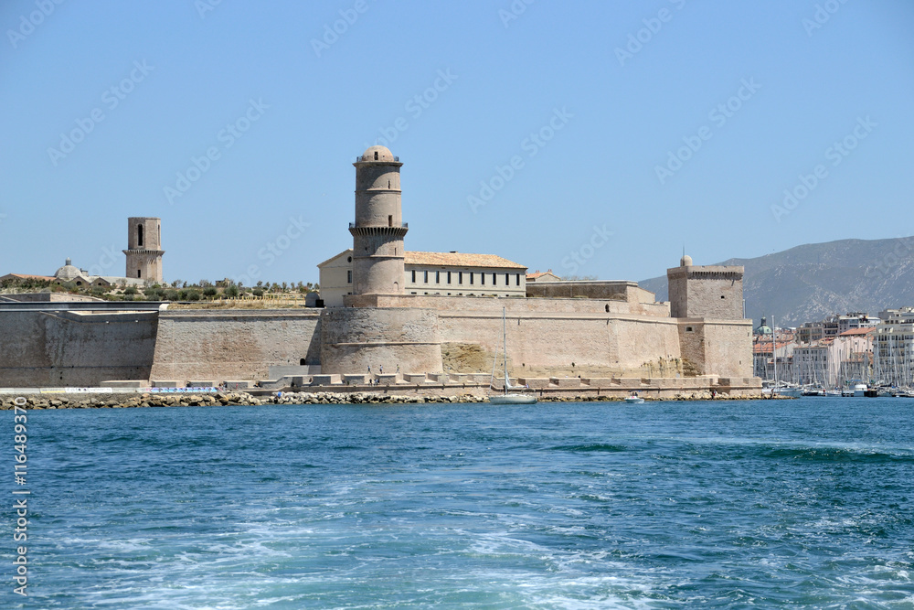 Le Fort Saint-Jean vu de la mer à Marseille