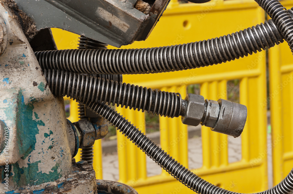hydraulikleitung-und-hydraulikkupplung-von-einer-baumaschine-stock-foto