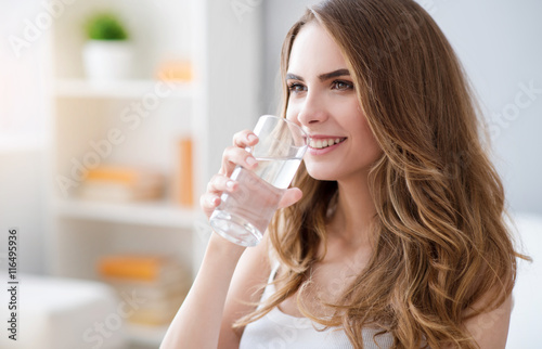 Papier peint Positive woman drinking water