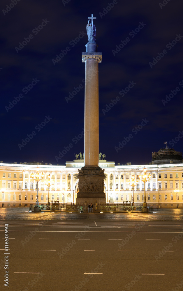 Fototapeta premium The General Staff building and Alexander column on Palace Square.