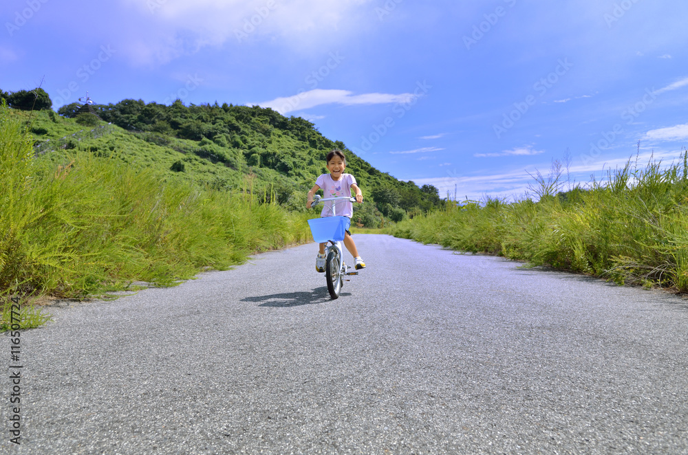Obraz premium 自転車に乗る女の子