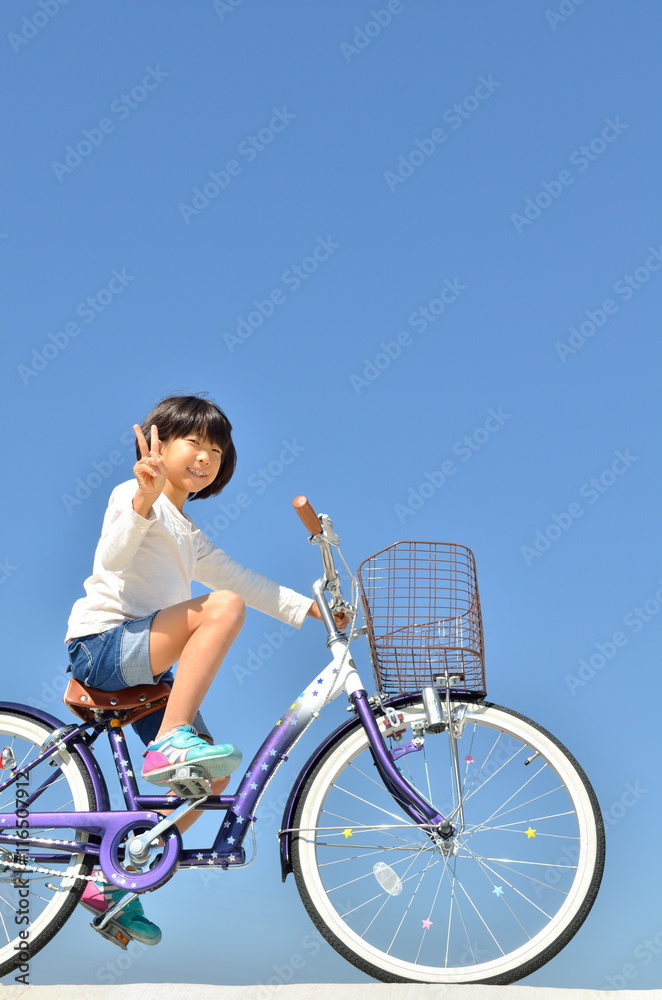 Fototapeta premium 自転車に乗る女の子