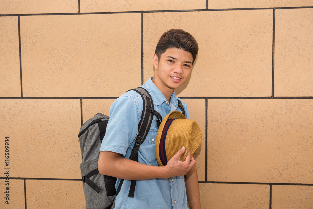 カジュアルな日本人とフィリピン人のハーフの男性 Photos | Adobe Stock