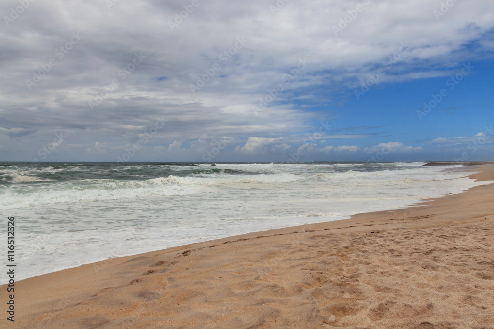 Obraz premium The Atlantic Ocean. Beach in cloudy day