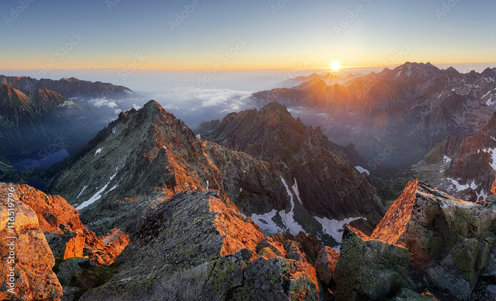 Fototapeta premium Krajobraz górski zachód słońca panorama w Tatrach, Rysy, Słowacja