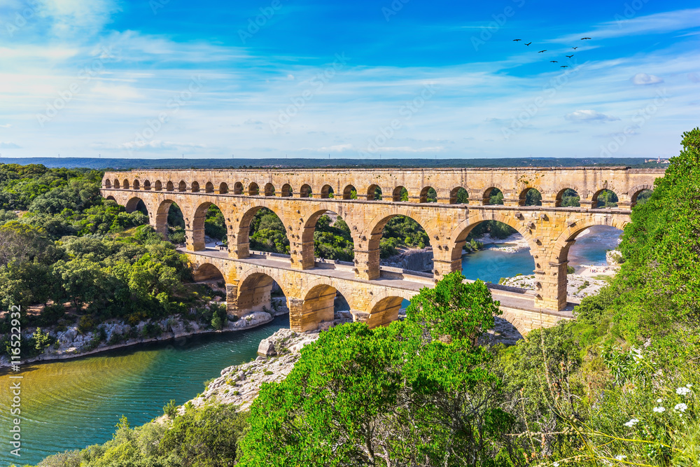 Naklejka premium Trójpoziomowy akwedukt Pont du Gard i park naturalny
