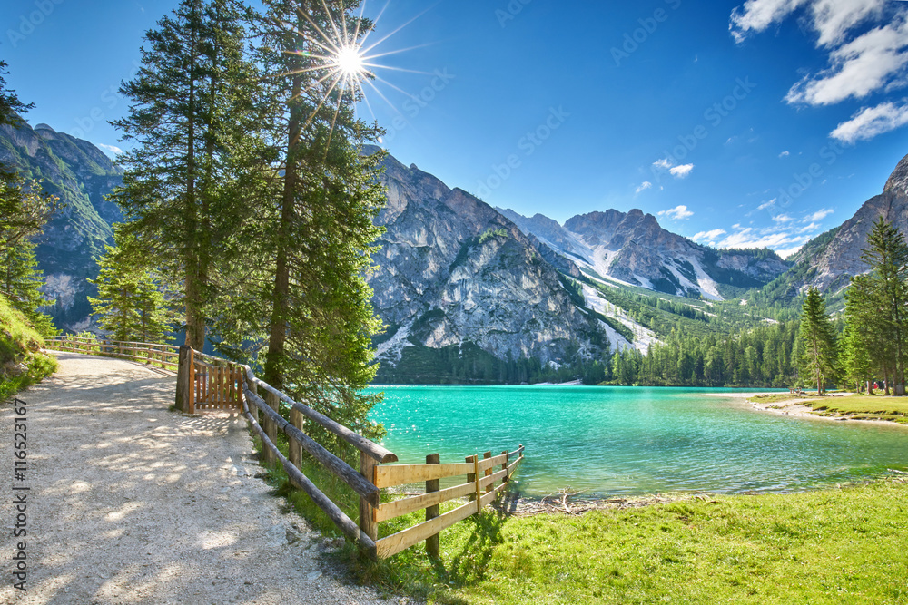 Naklejka premium Bergwandern um den Pragser Wildsee, Dolomiten im Sommer