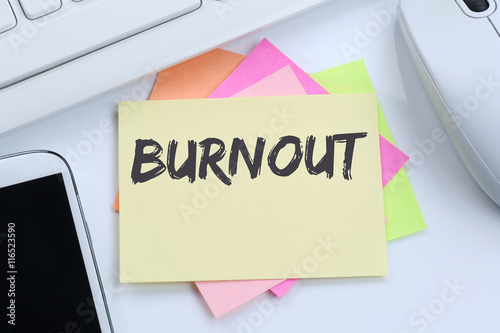 Burnout krank Krankheit im Job Stress Business Konzept Schreibti